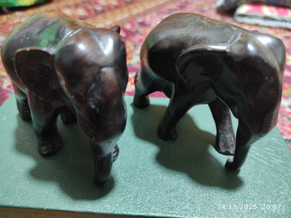 Срочно продаются два слонёнки из красного дерева