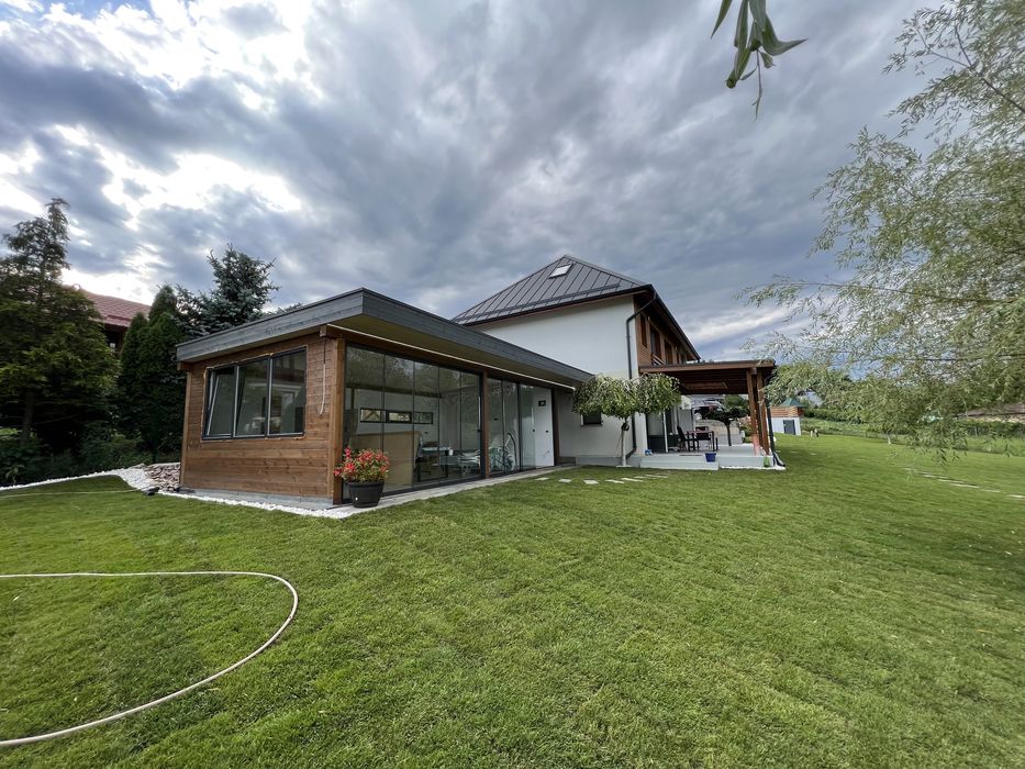 Casa  cu Piscina pe Malu Lacului jud Cluj  vedere la Lac+2530 m teren