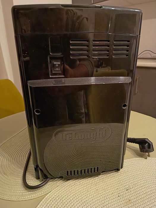 Vând espressor DeLonghi dinamica