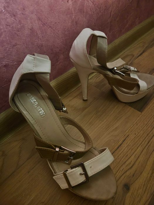 Бели сандали на ток