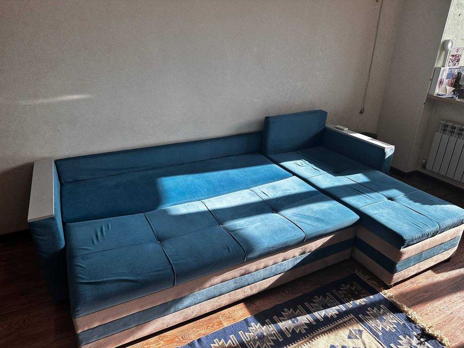 Угловой синий диван