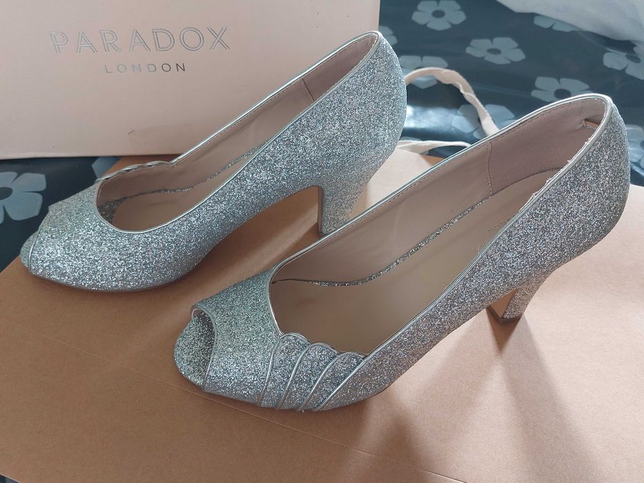 Официални сребристи дамски обувки, номер 40.5/41, нови