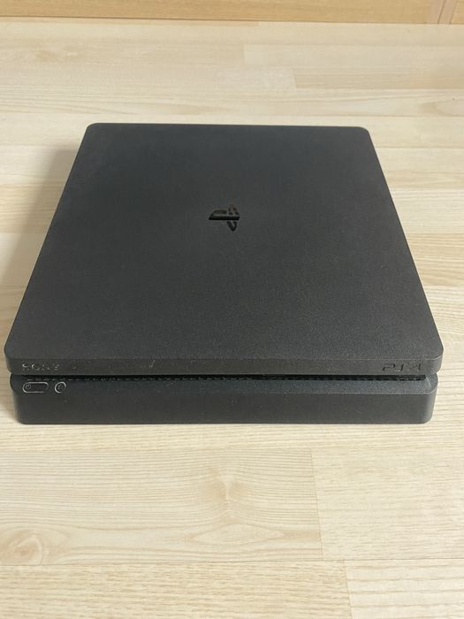Playstation 4 functionabil care a fost folosit putin.