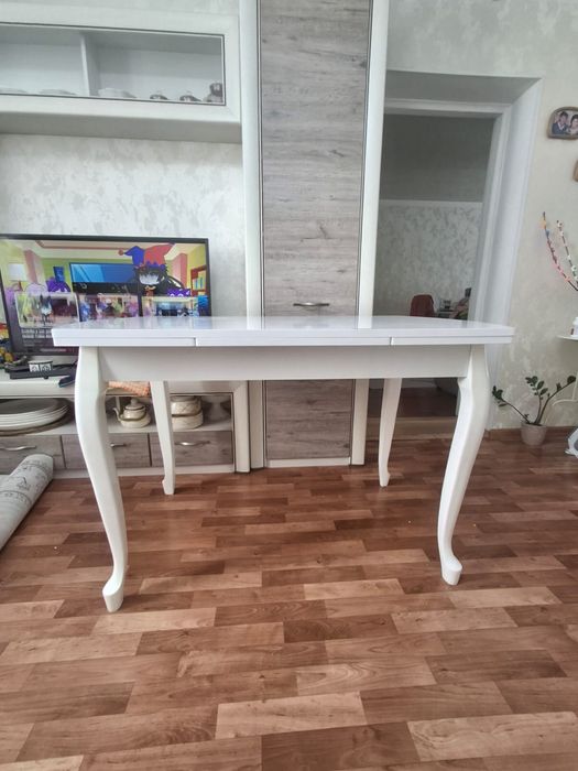 Стол обеденный белый