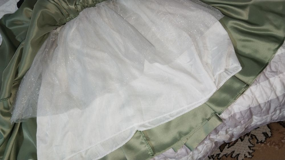 Продам платье на девочку 8-9 лет