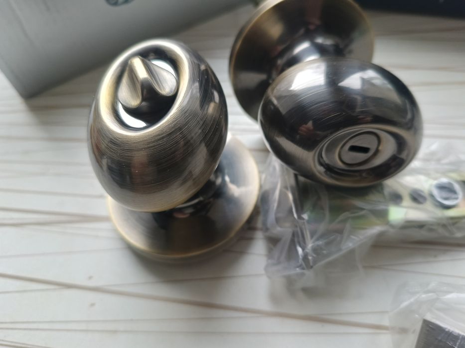 Дверные ручки с замком.