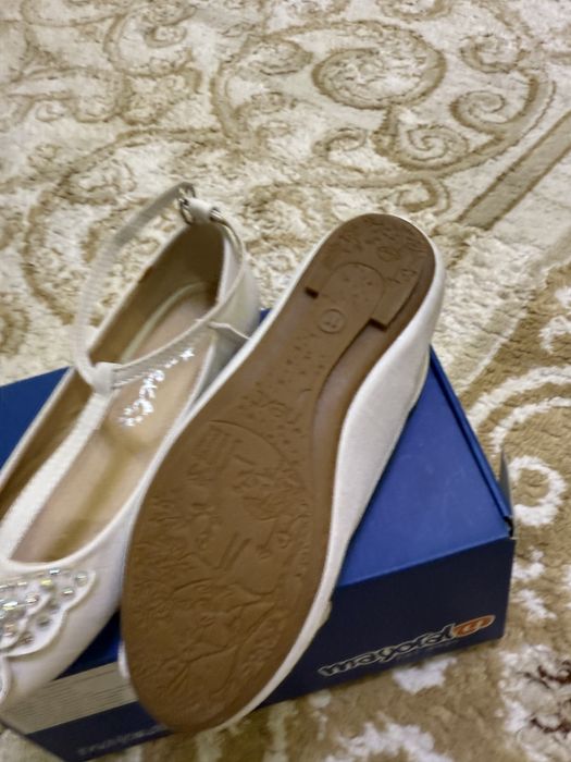 Продам новые туфли Next для девочки 29 р-р