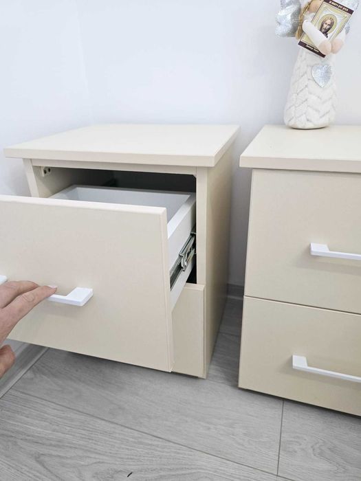 set mobilier elegant -  masa de machiaj cu oglinda + 2 noptiere , stare impecabila