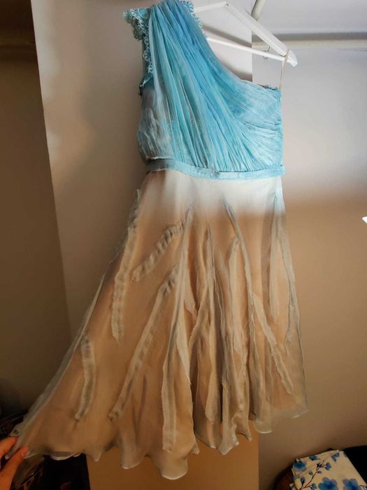 Vand rochie de ocazie realizata pe comanda (din matase naturala).