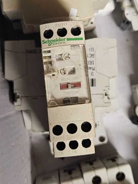 Contactor Schneider 25A , Gerin 20A , temporizator 220V