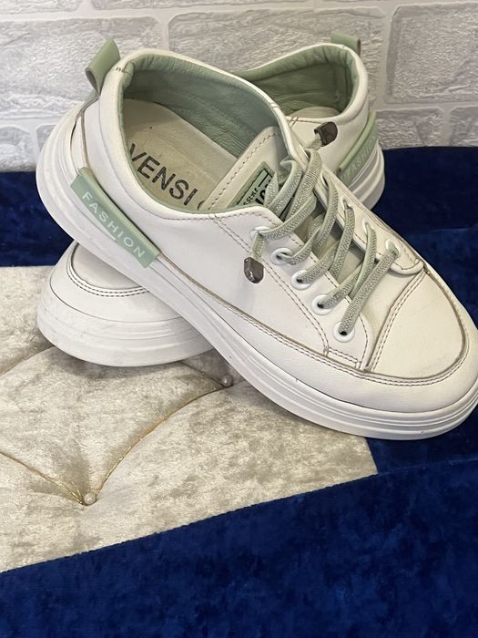 Продам кроссовки ( кеды )