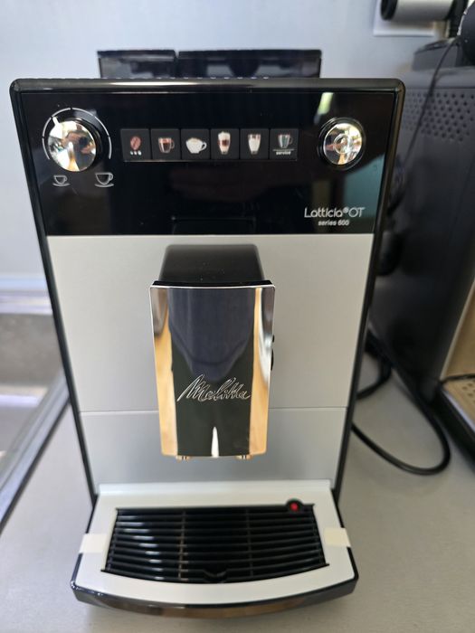 КАТО НОВА!!! Автоматична еспресо машина Melitta Latticia OT F300-101, сребриста