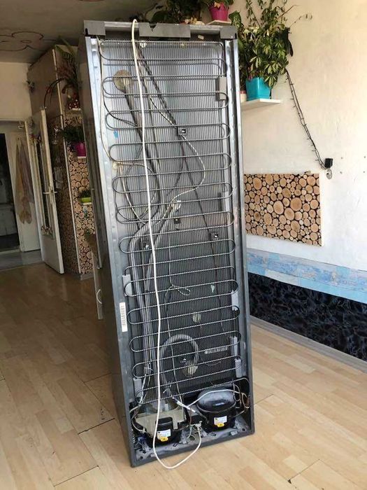 Продавам голям хладилник с фризер ELECTROLUX . Работещ идеално.