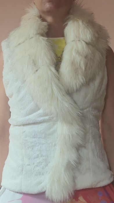 Бял пухен елек с колан