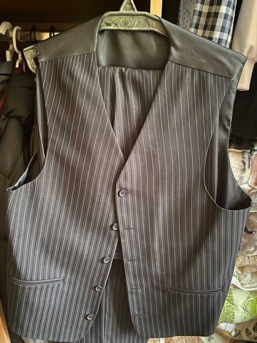 sacou , vesta și pantaloni .