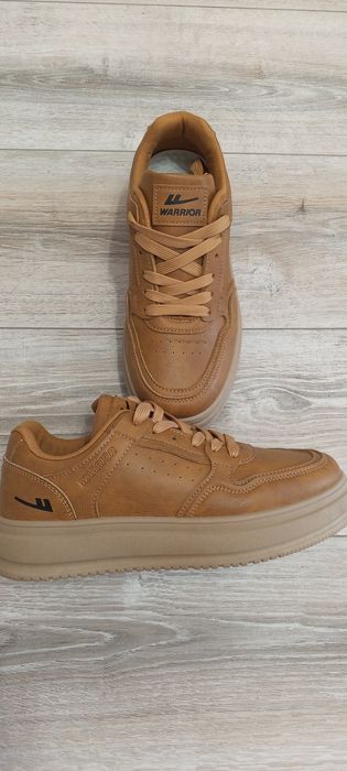 Новые спортивные мужские ботинки 40 размер.