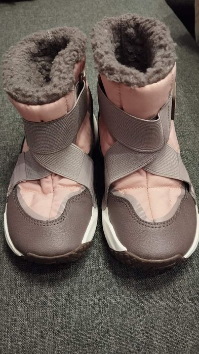 Продавам детски апрески Nike