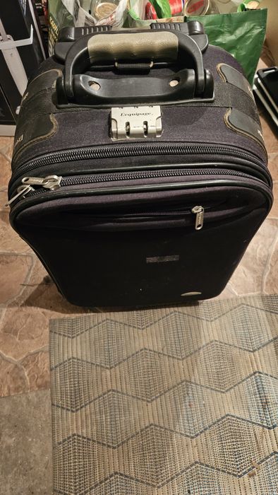 Продавам куфар на колелца