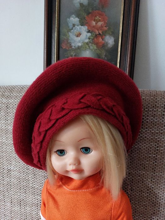 Splendida caciula/bereta grena, dubla, de lana cu impletitura