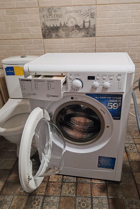 Vând mașina spălat rufe slim INDESIT