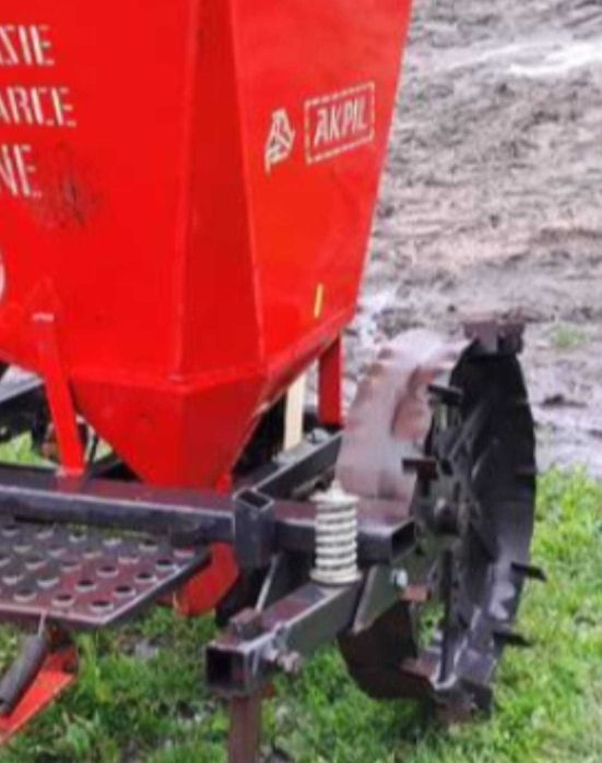 Mașină de plantat pe două randuri