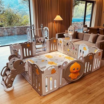 Детская игровая площадка с горкой,качелей,баскетбольный кольцом.