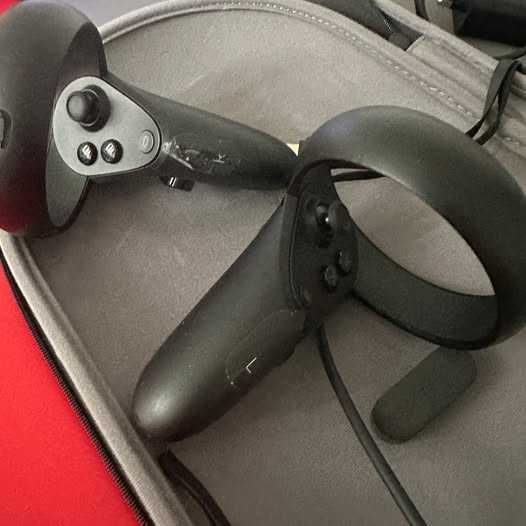 Oculus Quest 128GB VR Headset with Official Travel Case – All-in-One VR