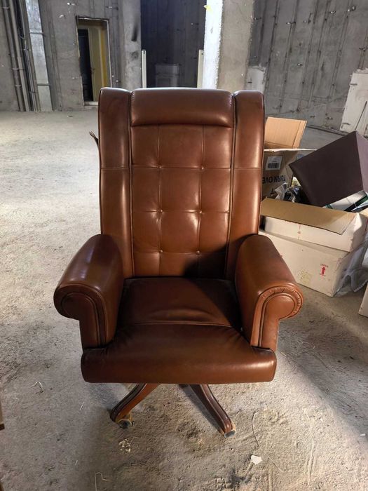 кожаное кресло руководителя