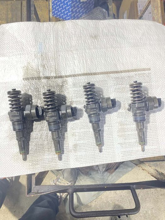 Продавам 4 броя помпа-дюзи 1.9 TDI PD 105 k.c.

Дюзите са