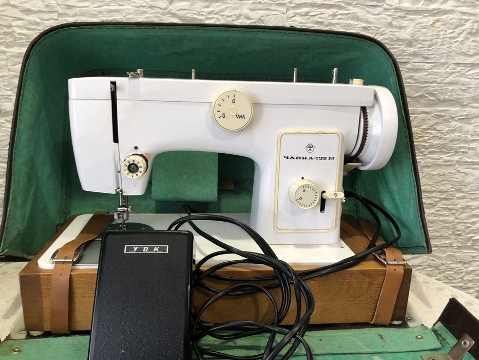 Продам швейную машинку Чайка-142М