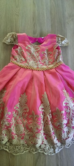 Платье нарядное на 3-4 лет