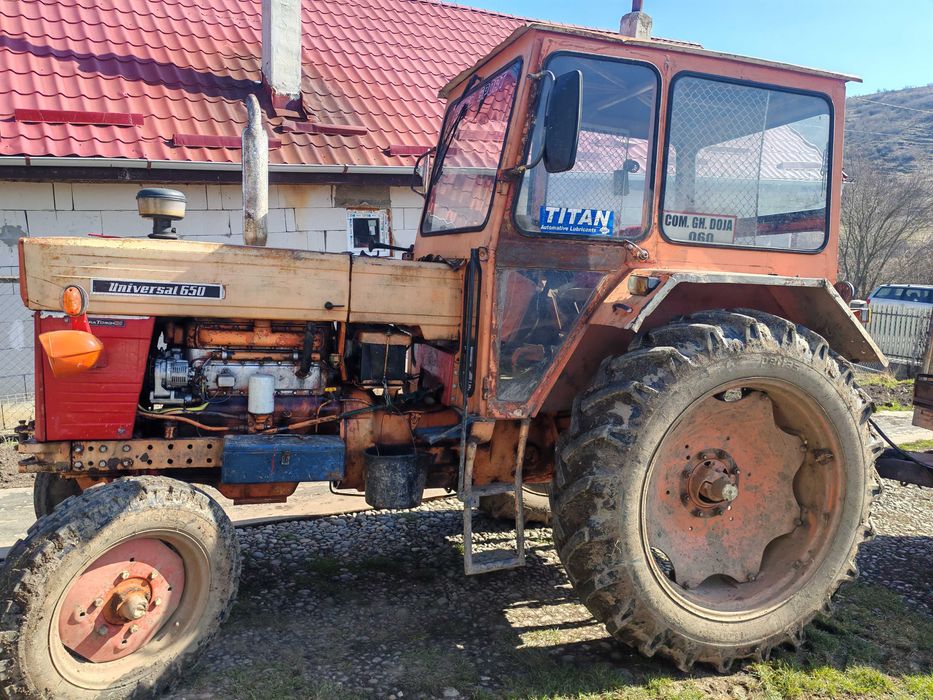 Tractor Universal 650