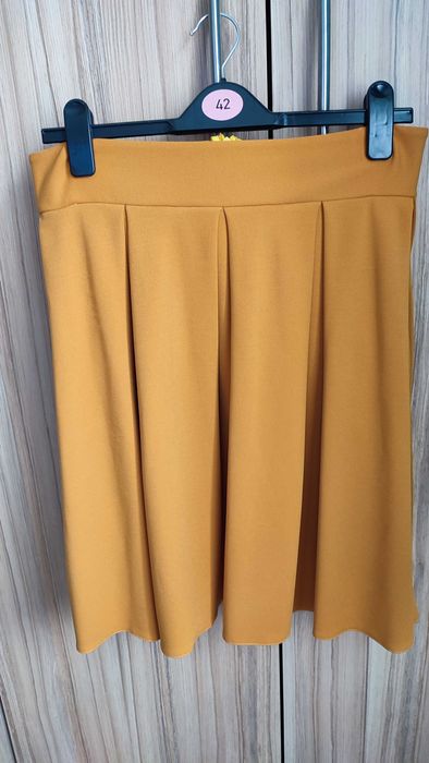 Fusta cu pliuri si buzunare marime 42