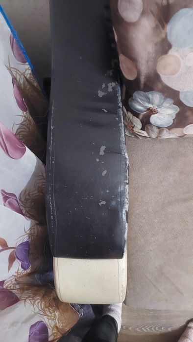 Диван и кресло с подушками