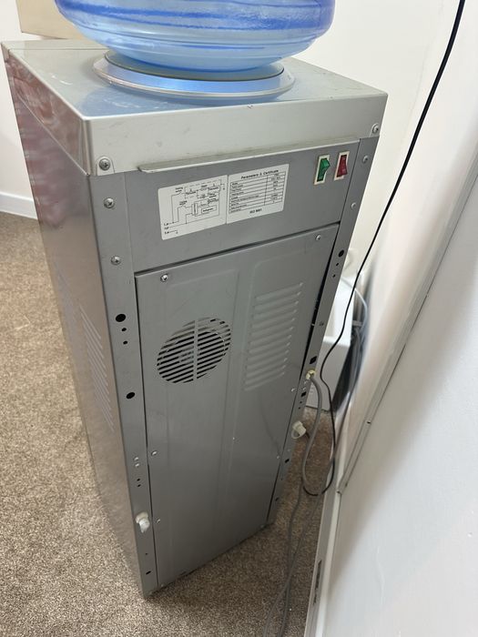 Кулер все работает кипятит холодит