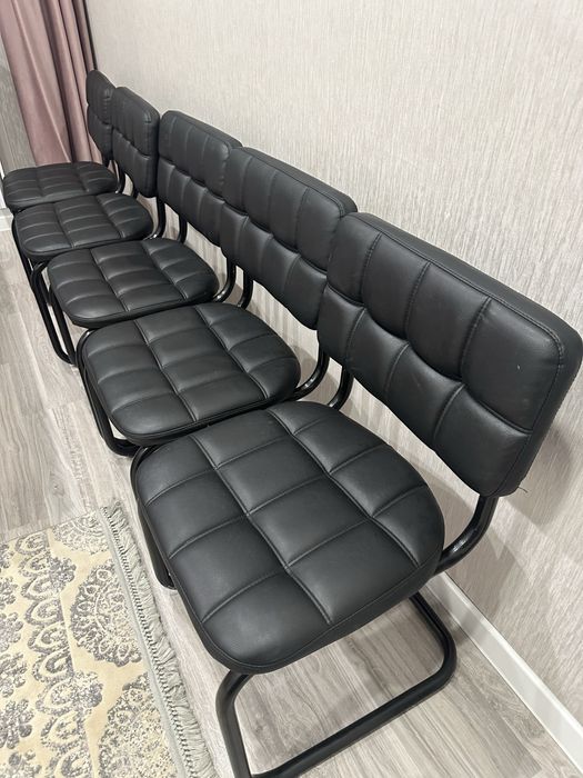Продам стулья кожанные