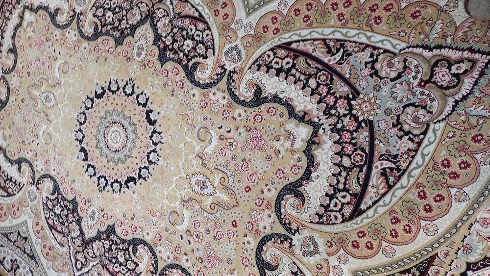 Продам в отличном состоянии ковёр 2.5 × 3 5