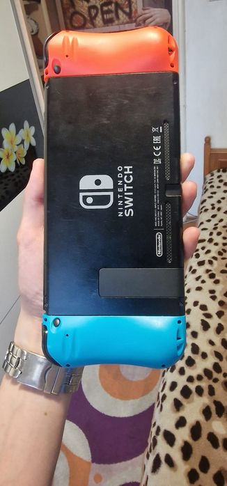 Vând Nintendo Switch V2