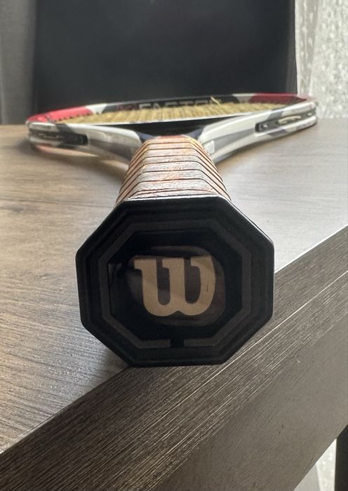 Wilson six one tour k factor , с подписа на Роджър Федерер