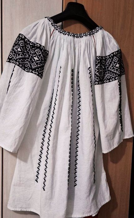 Ie/Cămașă tradițională cusută manual