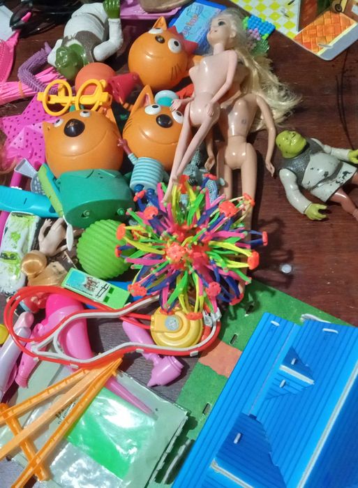 Большая коробка с игрушками