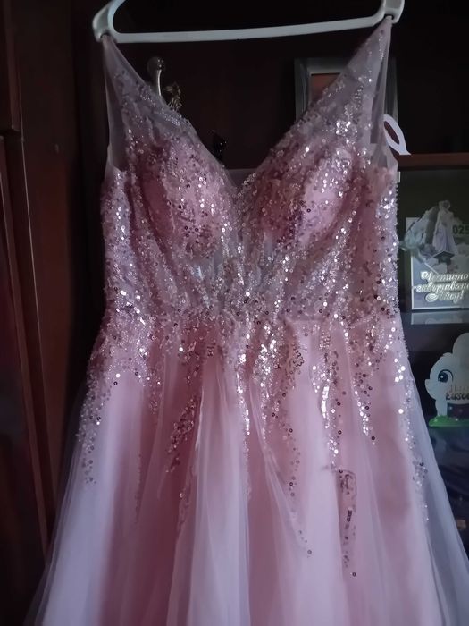 Бална рокля+чанта;гърбът е с корсет,може да се регулира