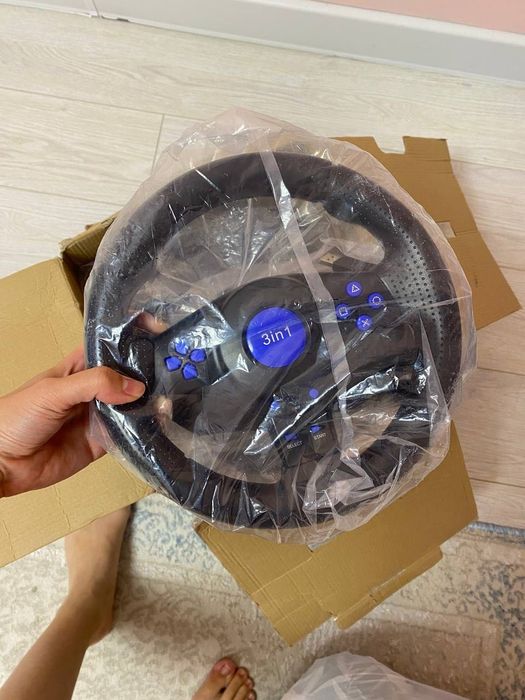 Продам игровой руль с педалем