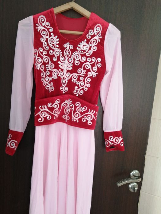 Платья белый . материал плессировка