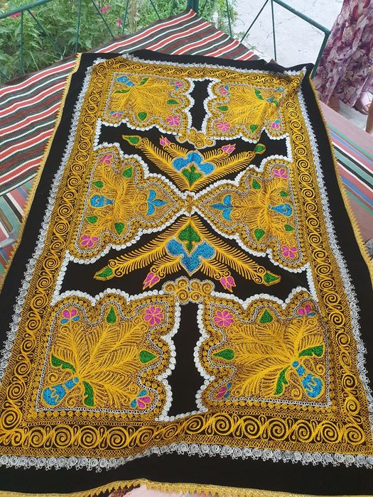 Сюзане с золотой вышивкой