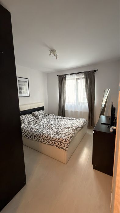 Apartament de închiriat – 3 camere, două băi, bucătărie închisă, 70 mp, utilat complet – strada Tineretului 37i