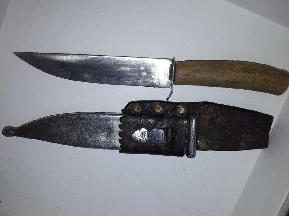 Cuțitde vînătoare cu teacă metalică