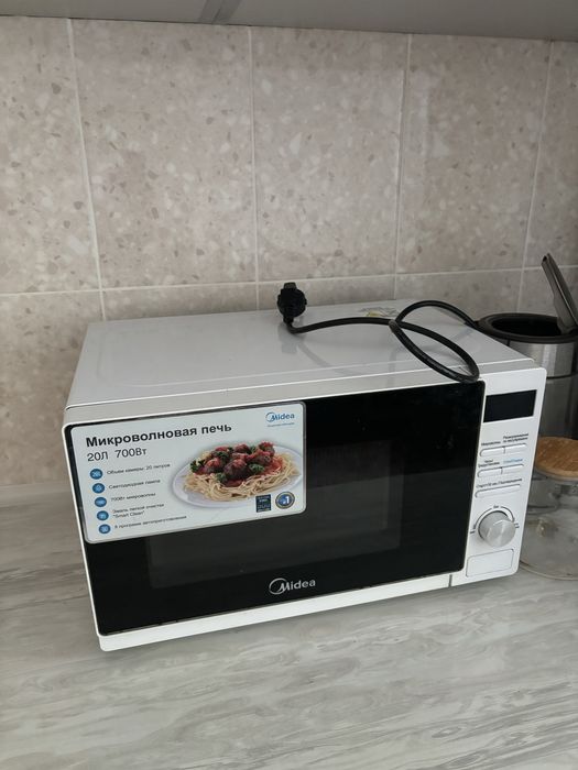 Продам микроволновую печь Midea б/у