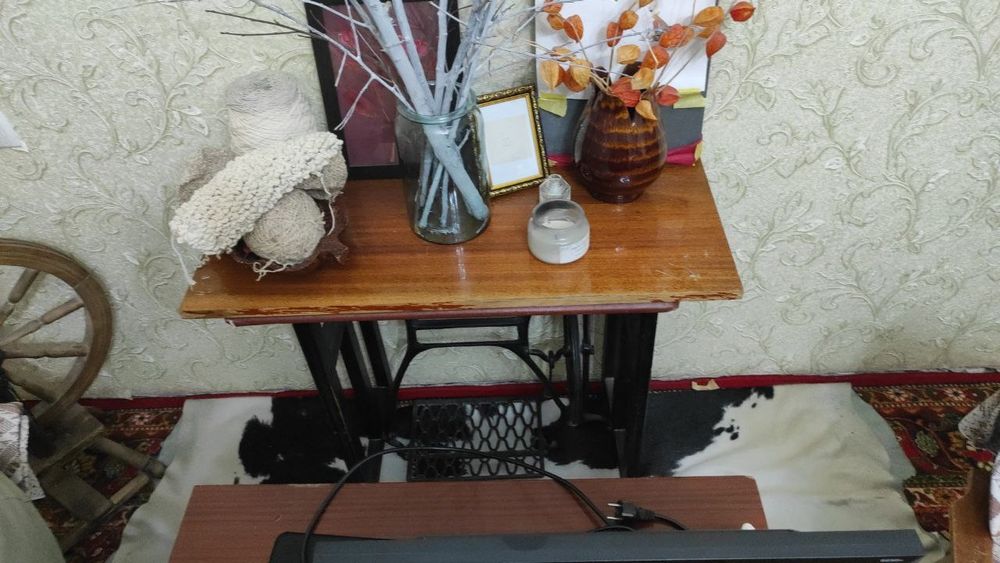 Швейная машинка Подольск с ножками и педалью