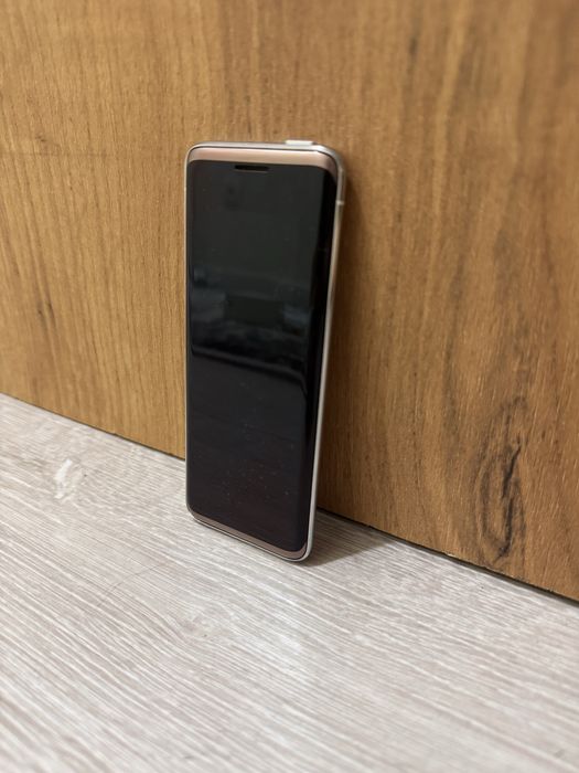 Mini telefon  gold  2 sim kartalik qo’lda mini  turadi redkiy model